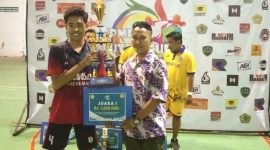 Mohammad Faqih As-Shobri saat menerima tropi mewakili SMAN 1 Pamekasan sebagai juara 1 FPMP Futsal Cup 2018.