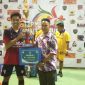 Mohammad Faqih As-Shobri saat menerima tropi mewakili SMAN 1 Pamekasan sebagai juara 1 FPMP Futsal Cup 2018.