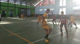 Pemain SMAN 2 Pamekasan (kuning) saat mencoba menerobos pertahanan SMAN 1 Pamekasan (merah-hitam).