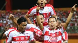 Beberapa pemain Madura United FC saat merayakan gol yang dicetak oleh Slamet Nurcahyo.