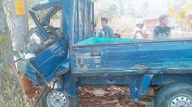 Kendaraan jenis carry pic up yang dikendarai korban (H. Sofi) dalam kondisi ringsek depan saat di tempat kejadian perkara (TKP).