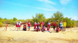 Kelompok KKN 76 Universitas Trunojoyo Madura (UTM) saat menikmati suasana Pantai Mangrove Desa Majungan, Kecamatan Pademawu, Kabupaten Pamekasan.
