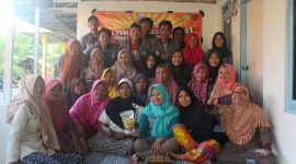 Kelompok 03 KKN Tematik 2018 Universitas Trunojoyo Madura (UTM) saat pose bersama dengan ibu-ibu warga Dusun Mangunan, Desa Pademawu Timur, Kecamatan Pademawu, Kabupaten Pamekasan, dengan menunjukkan hasil Produk Kerupuk JuHaHa.