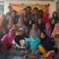 Kelompok 03 KKN Tematik 2018 Universitas Trunojoyo Madura (UTM) saat pose bersama dengan ibu-ibu warga Dusun Mangunan, Desa Pademawu Timur, Kecamatan Pademawu, Kabupaten Pamekasan, dengan menunjukkan hasil Produk Kerupuk JuHaHa.