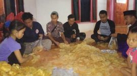 Mahasiswa PKN Al-Khairat saat memberikan bimbingan kepada warga Dusun Angsanah, Desa Jambringin, Kecamatan Proppo, Kabupaten Pamekasan.