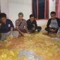 Mahasiswa PKN Al-Khairat saat memberikan bimbingan kepada warga Dusun Angsanah, Desa Jambringin, Kecamatan Proppo, Kabupaten Pamekasan.