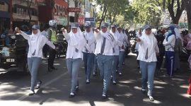 Salah satu regu peserta lomba gerak jalan dalam rangka memperingati HUT RI ke-73 di Pamekasan.