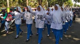 Peserta lomba gerak jalan, SMK Bina Husada Pamekasan yang berhasil meraih peringkat 4 jenjang SMA/MA/SMK Putri.