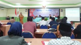 Ketua KPUD Sampang (Syamsul Mu'arif) saat memberikan sambutan dalam kegiatan sosialisasi Penyusunan DPSHP Akhir Pemilu 2019, di aula hotel pantai camplong, Sampang.