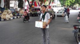 Salah satu Kader HMI Pamekasan saat penggalangan dana di Area Monumen Arek Lancor.