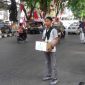 Salah satu Kader HMI Pamekasan saat penggalangan dana di Area Monumen Arek Lancor.