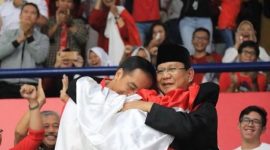 Presiden RI Joko Widodo berpelukan dengan Prabowo Subianto disaat Asian Games cabang pencak silat.