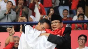 Prabowo – Jokowi Berpelukan, Suasana Politik Terasa Adem