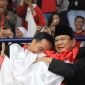 Presiden RI Joko Widodo berpelukan dengan Prabowo Subianto disaat Asian Games cabang pencak silat.