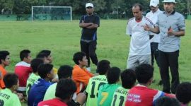 Ketua Umum Persesa Sampang H. Abdullah Hidayat (kanan), saat memberikan motivasi dan semangat kepada para pemain Persesa.