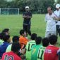 Ketua Umum Persesa Sampang H. Abdullah Hidayat (kanan), saat memberikan motivasi dan semangat kepada para pemain Persesa.