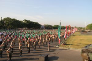 Peserta Tari Gemu Famire Ramaikan Lapangan Makodam V/Brawijaya