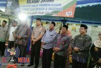 Pj Sekda Kabupaten Pamekasan (Mohammad Alwi) menyambut langsung jamaah haji di halaman Masjid Agung As'y Shuhada, Pamekasan.