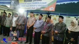 Pj Sekda Kabupaten Pamekasan (Mohammad Alwi) menyambut langsung jamaah haji di halaman Masjid Agung As'y Shuhada, Pamekasan.