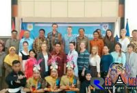 14 Mahasiswa University Palacky Ceko pose bersama jajaran Universitas Trunojoyo Madura (UTM).