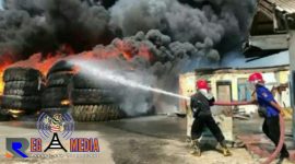 Petugas pemadam kebakaran saat berusaha memadamkan kobaran api di pelabuhan timur Kamal.
