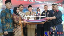 Dari kiri; Kades Dharma Camplong (Moh. Amin), Staf SekNeg (Hj. Rizayati), Tokoh Pemuda Sampang (Doddy Fitria), Putra Presiden RI yang pertama Soekarno (Dr. RM. Gempar Soekarno Putra), Ketua JPKP DPD Sampang (Amir Hamzah), Ketua JPKP DPW Jawa timur (Bambang Kisworo) dan Ketua Umum JPKP Pusat (Ajiz Soleh).