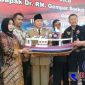 Dari kiri; Kades Dharma Camplong (Moh. Amin), Staf SekNeg (Hj. Rizayati), Tokoh Pemuda Sampang (Doddy Fitria), Putra Presiden RI yang pertama Soekarno (Dr. RM. Gempar Soekarno Putra), Ketua JPKP DPD Sampang (Amir Hamzah), Ketua JPKP DPW Jawa timur (Bambang Kisworo) dan Ketua Umum JPKP Pusat (Ajiz Soleh).