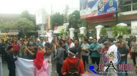 Massa dari KOMPAK saat melakukan aksi damai di alun-alun simpang lima Pati.