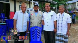 Anggota DPRD Gorontalo (Gustam Ismail) pose bersama dengan beberapa tokoh masyarakat di kepulauan Kecamatan Ponelo.