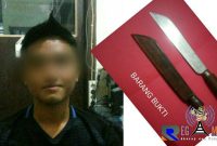 Tersangka FM dan barang bukti sajam jenis pisau, diamankan di Mapolsek Geger, Bangkalan.