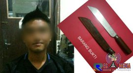 Tersangka FM dan barang bukti sajam jenis pisau, diamankan di Mapolsek Geger, Bangkalan.