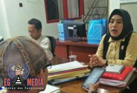 Ketua Bawaslu Kabupaten Sampang (Insiatun) saat ditemui awak media di ruang kerjanya.