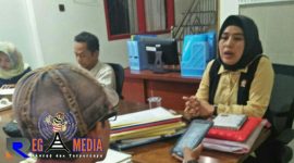 Ketua Bawaslu Kabupaten Sampang (Insiatun) saat ditemui awak media di ruang kerjanya.