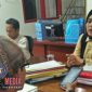 Ketua Bawaslu Kabupaten Sampang (Insiatun) saat ditemui awak media di ruang kerjanya.