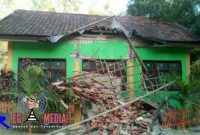 Kondisi atap teras perpustakaan SDN Rabesan 2, Kecamatan Kedungdung, Sampang.