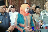 Gubernur Jawa timur terpilih (Khofifah Indar Parawansa) saat diwawancara awak media setelah keluar dari ruang peringgitan pendopo bupati sampang.