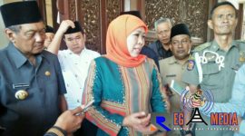 Gubernur Jawa timur terpilih (Khofifah Indar Parawansa) saat diwawancara awak media setelah keluar dari ruang peringgitan pendopo bupati sampang.