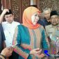 Gubernur Jawa timur terpilih (Khofifah Indar Parawansa) saat diwawancara awak media setelah keluar dari ruang peringgitan pendopo bupati sampang.