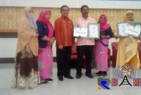 Kepala Dinas Tenaga Kerja, Koperasi dan UKM Gorontalo, Ben Idrus, pose bersama pemenang Gebyar UKM.