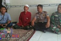 Kapolsek Jrengik Y.R Sirat saat berada dikediaman H. Nadhori dan memberikan keterangan kepada awak media.