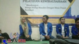 Ketua Panitia, Yastahgfiruni Roaita Nuri saat memberikan sambutannya dalam pembukaan acara pelatihan kewirausahaan.