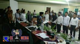 Ketua KPU Sampang saat mengambil sumpah para PPK PSU di aula hotel camplong.