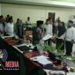 Ketua KPU Sampang saat mengambil sumpah para PPK PSU di aula hotel camplong.