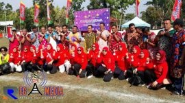 Kapolres Bangkalan AKBP Boby Pa'ludin Tambunan pose bersama polwan dan para perwira tengah menggunakan baju daster usai ikuti lomba sepak bola.
