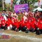Kapolres Bangkalan AKBP Boby Pa'ludin Tambunan pose bersama polwan dan para perwira tengah menggunakan baju daster usai ikuti lomba sepak bola.
