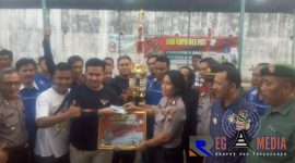 Kapolres Pati AKBP Uri Nartanti Istiwidayati saat memberikan piala penghargaan kepada pemenang lomba burung berkicau.