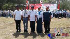Pj Bupati Sampang H. Jonathan Judianto (tengah) pose bersama Plt Ketua PMI Kab. Sampang H. Moh. Anwari serta perwakilan kontingen PMR dari tingkat SMA dan SMP.
