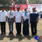 Pj Bupati Sampang H. Jonathan Judianto (tengah) pose bersama Plt Ketua PMI Kab. Sampang H. Moh. Anwari serta perwakilan kontingen PMR dari tingkat SMA dan SMP.