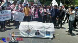 Massa hendak membakar tiruan keranda dilengkapi foto Koimisioner KPU dan Ketua Bawaslu.