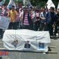 Massa hendak membakar tiruan keranda dilengkapi foto Koimisioner KPU dan Ketua Bawaslu.